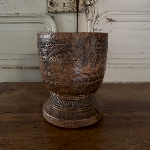 Mortier en bois sculpté gravé africaniste XXe M3641