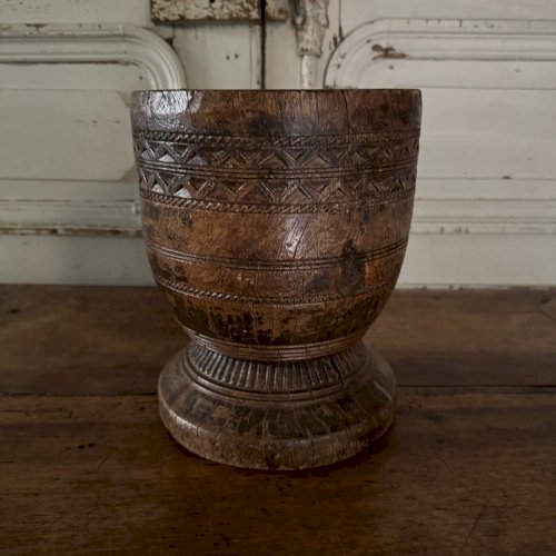 Mortier en bois sculpté gravé africaniste XXe M3641