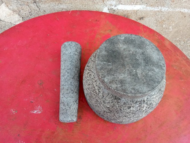 Mortier en granit noir et son Pillon