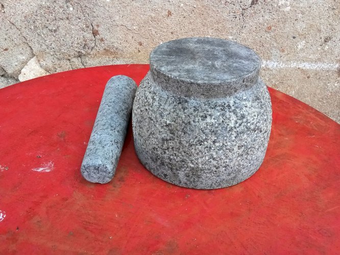 Mortier en granit noir et son Pillon