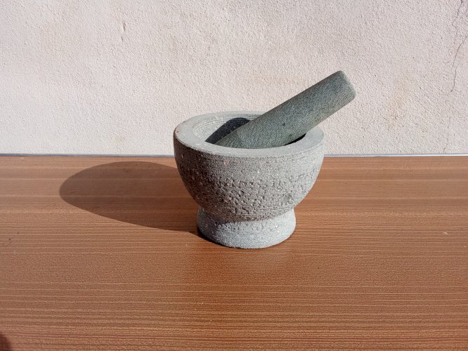 Mortier et pilon en pierre naturelle 