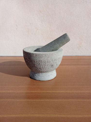 Mortier et pilon en pierre naturelle 