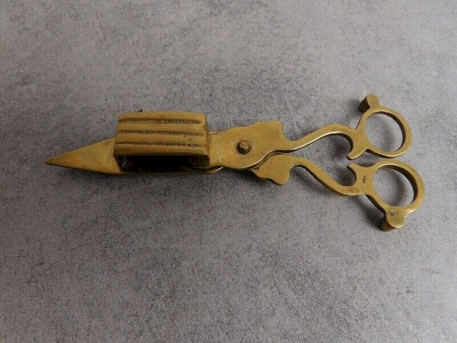 MOUCHETTE OU ETEIGNOIR EN BRONZE