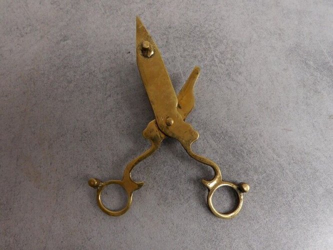 MOUCHETTE OU ETEIGNOIR EN BRONZE