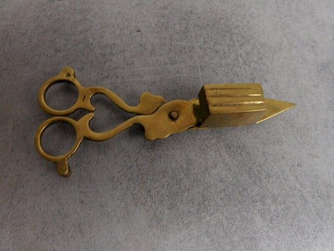 MOUCHETTE OU ETEIGNOIR EN BRONZE