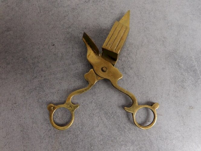 MOUCHETTE OU ETEIGNOIR EN BRONZE