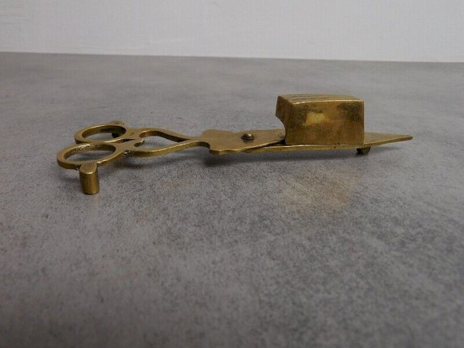 MOUCHETTE OU ETEIGNOIR EN BRONZE