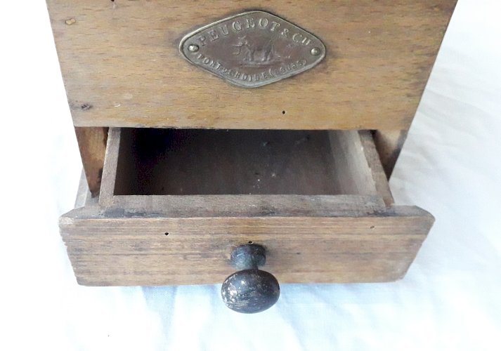 Moulin à café en bois Peugeot