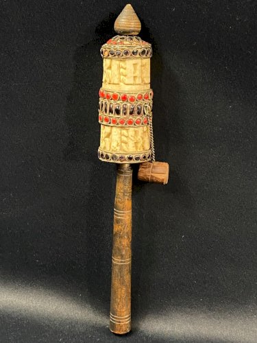 Moulin à prière tibétain décor sculpté rehaussé de perles Tibet Népal Bouddhisme