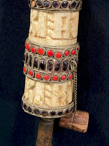 Moulin à prière tibétain décor sculpté rehaussé de perles Tibet Népal Bouddhisme