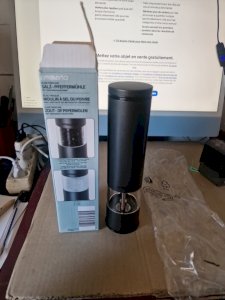 electric mill for fresh salt or pepper