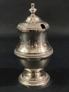 Moutardier en métal argenté de style Louis XVI