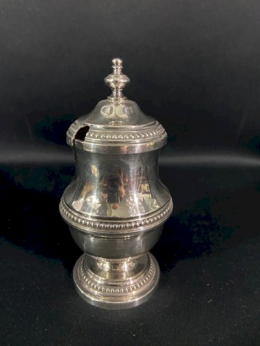 Moutardier en métal argenté de style Louis XVI