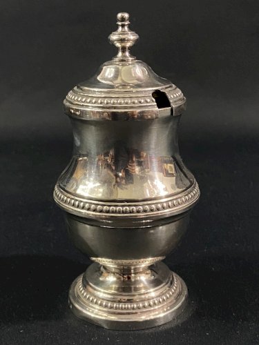 Moutardier en métal argenté de style Louis XVI