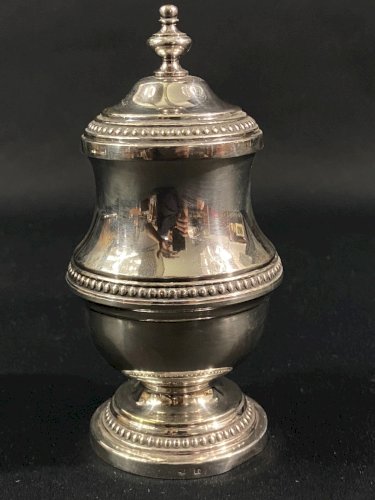 Moutardier en métal argenté de style Louis XVI