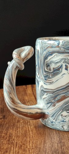 Mug en céramique artisanale signé décor marbré, pièce unique