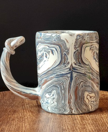 Mug en céramique artisanale signé décor marbré, pièce unique