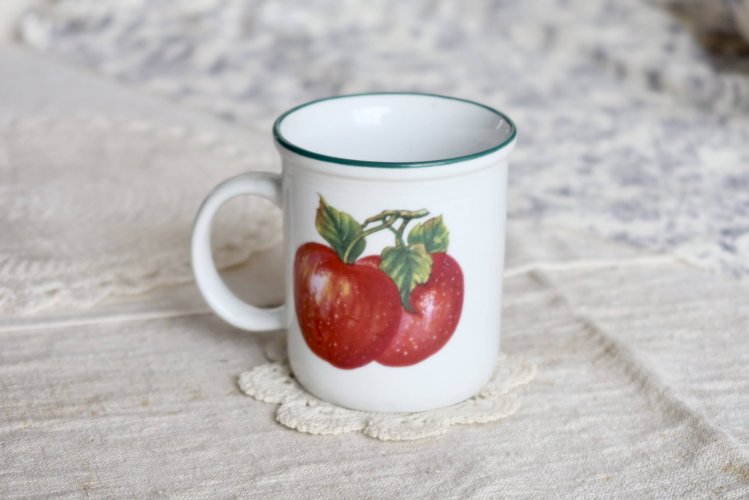 Mug vintage en céramique blanche motif pommes rouges