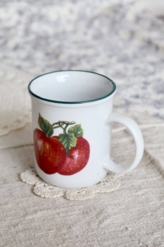Mug vintage en céramique blanche motif pommes rouges