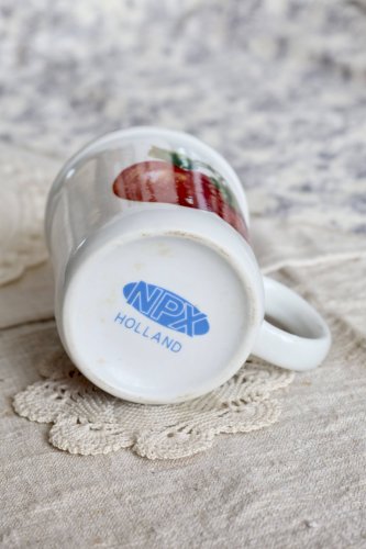 Mug vintage en céramique blanche motif pommes rouges