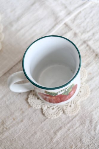 Mug vintage en céramique blanche motif pommes rouges