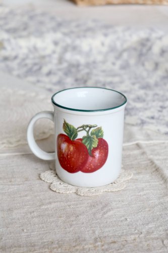 Mug vintage en céramique blanche motif pommes rouges