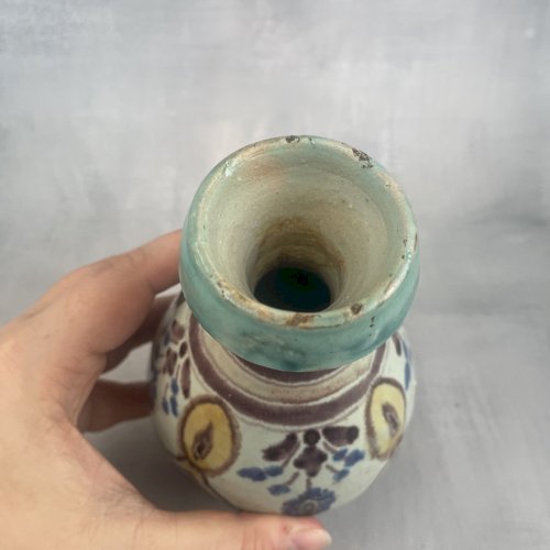 NABEUL TUNISIE vase céramique émaillé polychrome signature à identifier ~15cm