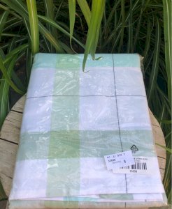 Nappe rectangulaire 150*200 blanche et verte à carreaux