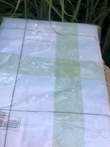 Nappe rectangulaire 150*200 blanche et verte à carreaux