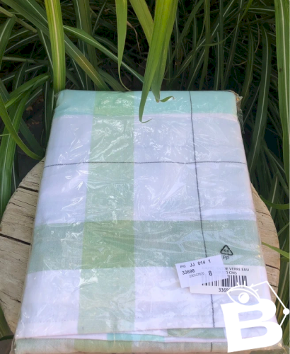 Nappe rectangulaire 150*200 blanche et verte à carreaux