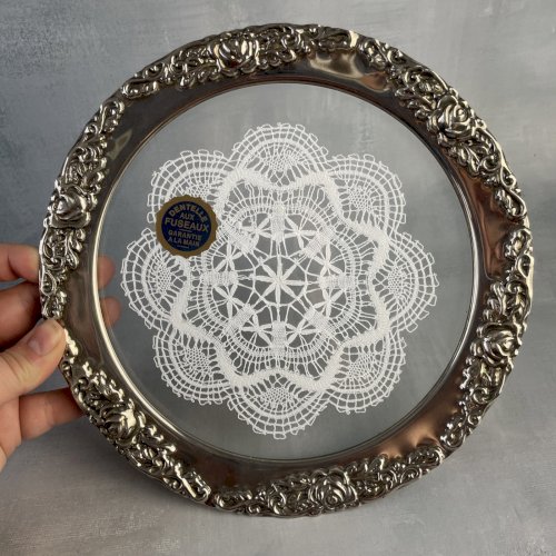 Napperon en dentelle aux fuseaux sous verre cerclé métal argenté décor de roses