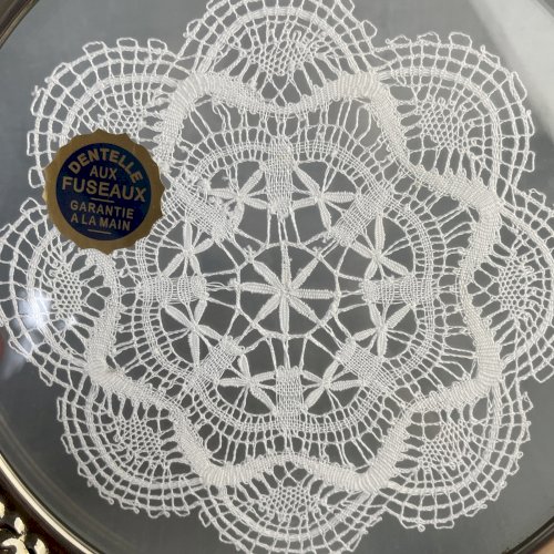 Napperon en dentelle aux fuseaux sous verre cerclé métal argenté décor de roses