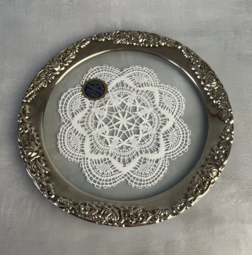 Napperon en dentelle aux fuseaux sous verre cerclé métal argenté décor de roses
