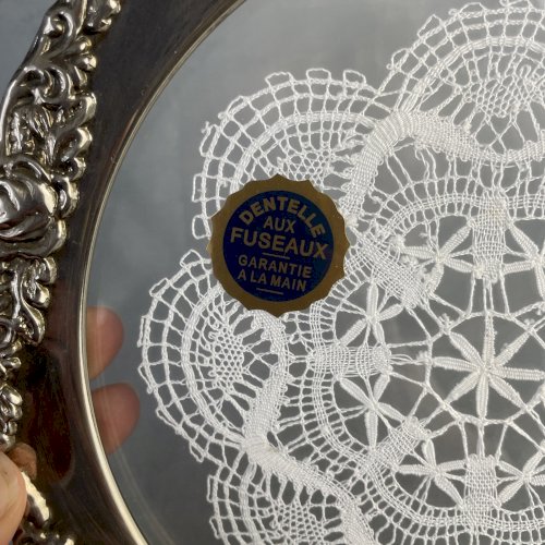 Napperon en dentelle aux fuseaux sous verre cerclé métal argenté décor de roses