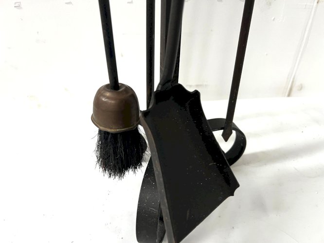 Necessaire de cheminée en fer forgé et bronze XX siècle
