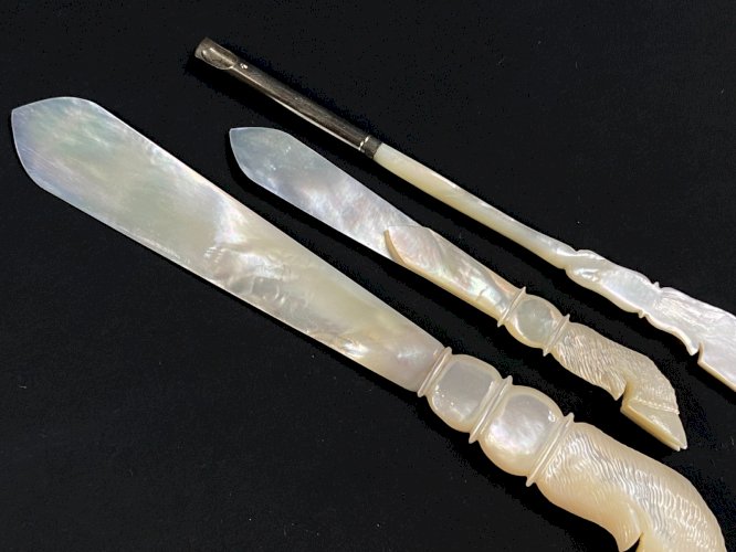 Nécessaire de courrier en nacre début XXe Marque-pages coupe-papier porte-plume