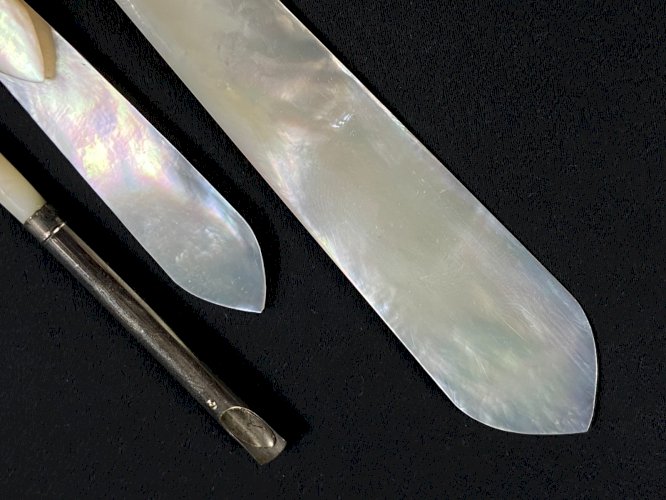 Nécessaire de courrier en nacre début XXe Marque-pages coupe-papier porte-plume