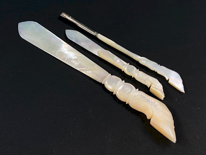 Nécessaire de courrier en nacre début XXe Marque-pages coupe-papier porte-plume