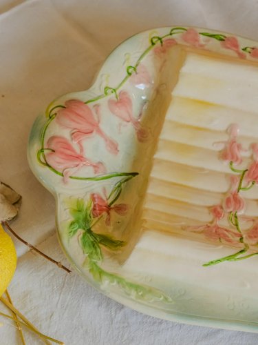 Nestor, le plat à asperges en barbotine N°489