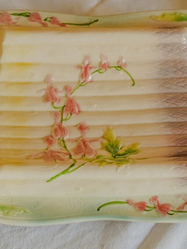 Nestor, le plat à asperges en barbotine N°489