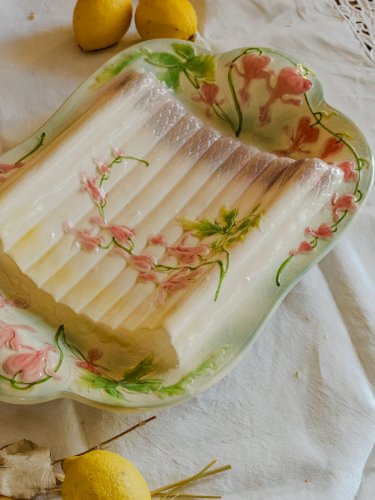 Nestor, le plat à asperges en barbotine N°489