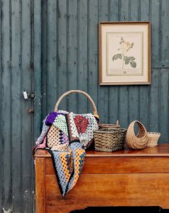 Nina, the framed golden illustration No. 301