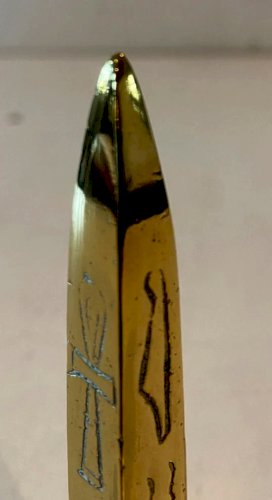 Obélisque en bronze a décor d'écriture en hiéroglyphe XX siècle