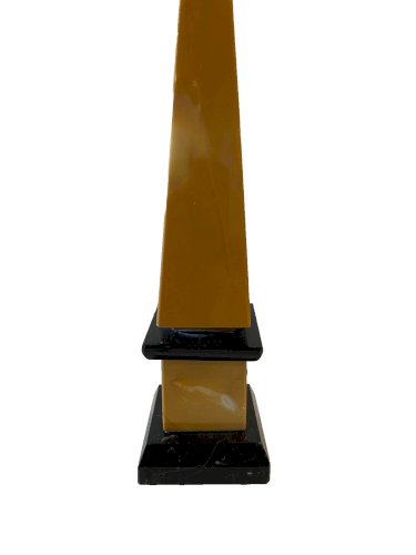 Obélisque en marbre jaune de sienne et noir XX siècle