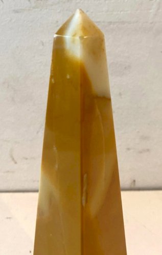 Obélisque en marbre jaune de sienne et noir XX siècle