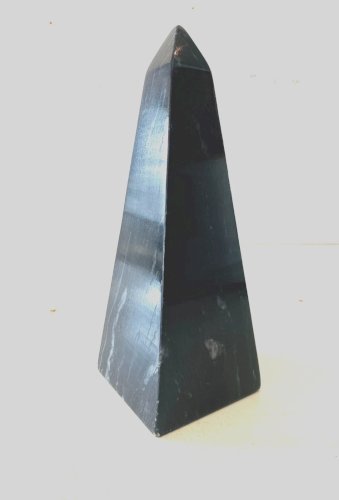 Obélisque en marbre noir veiné XX siècle