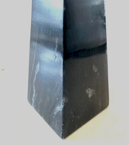 Obélisque en marbre noir veiné XX siècle