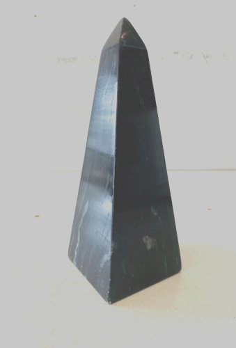 Obélisque en marbre noir veiné XX siècle
