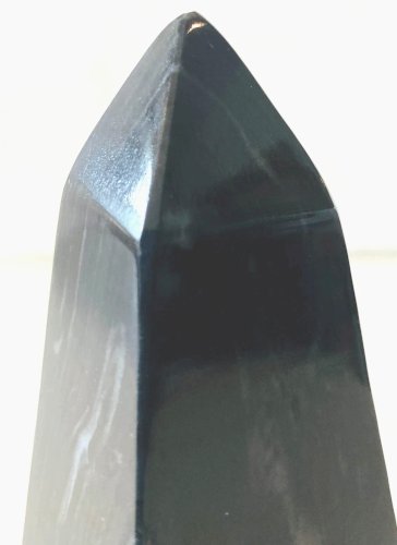 Obélisque en marbre noir veiné XX siècle