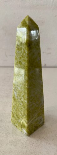 Obélisque en pierre de serpentine . XX siècle .